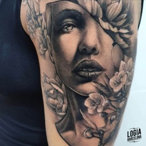 tatuaje_brazo_flores_cara_mujer_logiabarcelona_arko_13